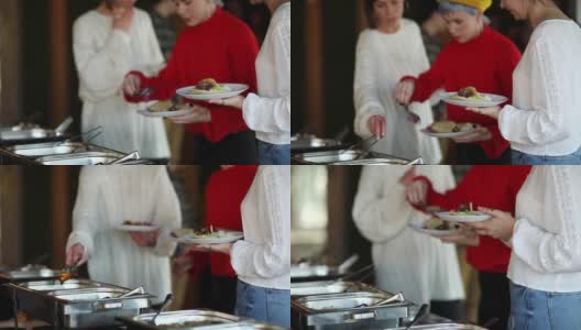 下班后的商务午餐，同事从火锅里取食物高清在线视频素材下载