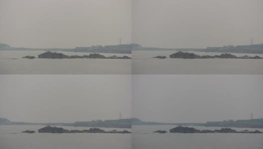 多云的日子青岛城湾拥挤的码头，金色的纪念碑全景时间推移4k中国高清在线视频素材下载