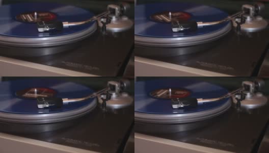 旧蓝色黑胶唱片与剪辑路径。DJ转盘与黑胶唱片，播放，顶视图。靠近唱机转盘上的指针高清在线视频素材下载