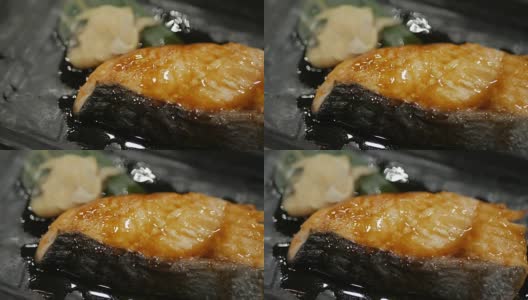 红烧的鲑鱼。烤鲑鱼片。日本料理高清在线视频素材下载