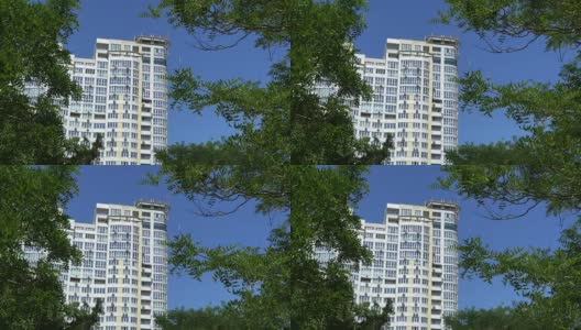多层建筑透过树木的枝桠眺望高清在线视频素材下载