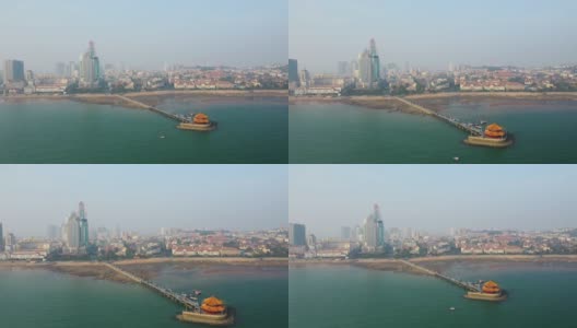 阳光明媚的夜晚青岛城著名的海滩湾宝塔拥挤的码头航拍全景4k中国高清在线视频素材下载
