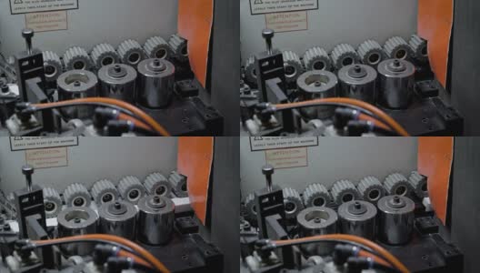 在工业磨边机上，用滚轮将塑料板贴在刨花板的边缘上高清在线视频素材下载
