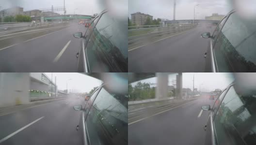 这辆汽车在雨中行驶在高速公路上。从车身的侧视图高清在线视频素材下载