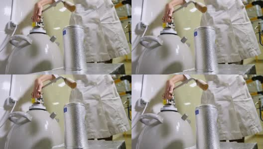 慢动作化学家排出液氮灌装瓶高清在线视频素材下载