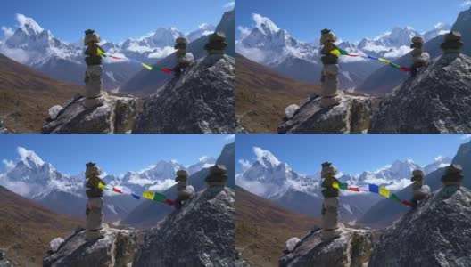 神圣的佛教祈祷彩旗与咒语飘扬在强风与山谷和Ama达布拉姆6812米峰。靠近Dughla 4620m的珠穆朗玛峰大本营徒步路线。高清在线视频素材下载