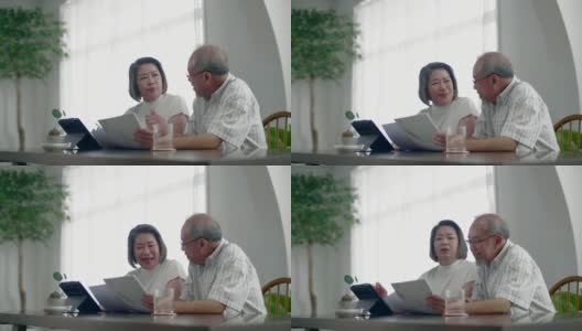 老夫妇在家里用笔记本电脑高清在线视频素材下载