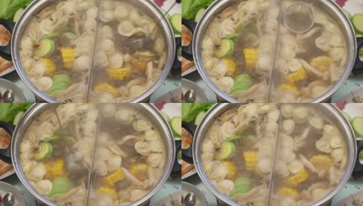 概念火锅亚洲料理。用撇子把饺子从沸腾的汤里捞出来。煮汤高清在线视频素材下载