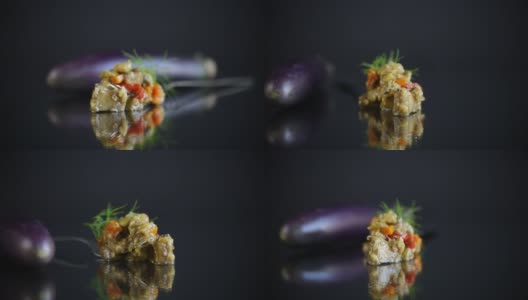 煮熟的夏季茄子鱼子酱与蔬菜在黑色的背景高清在线视频素材下载