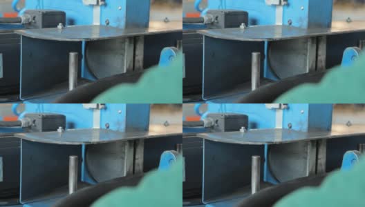 工人在机器上锯橡胶管。工厂内的工业设备高清在线视频素材下载