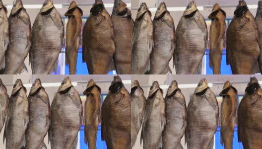 鱼海鲜传统街市场展示的鱼干。挪威传统鳕鱼户外晾晒。市场上挂的一排咸鱼干。高清在线视频素材下载