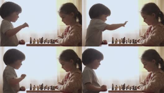 聪明的小女孩和男孩下棋的肖像。儿童与朋友在家下棋，儿童逻辑思维的发展。智力,智力。发展逻辑思维。高清在线视频素材下载