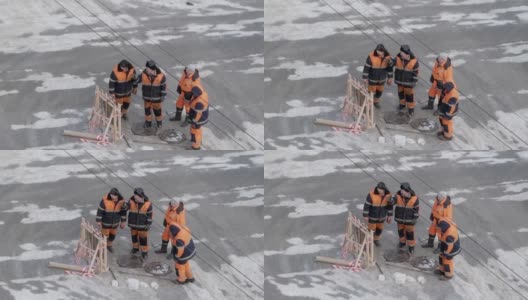 道路维修服务。在一次车祸后更换裂开的舱口。高清在线视频素材下载