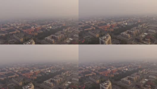 鸟瞰图的城市市区覆盖在森林大火的浓雾高清在线视频素材下载