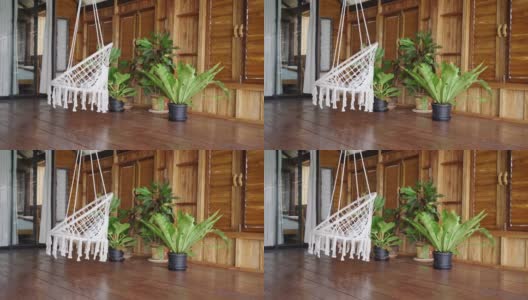 现代小木屋内的波西米亚吊椅高清在线视频素材下载