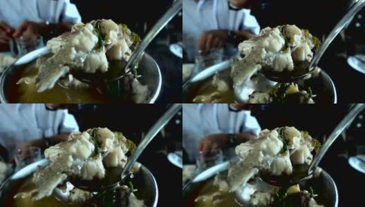 汤是一种酸辣的泰国菜。有的正在舀鱼辣汤。慢动作,特写高清在线视频素材下载