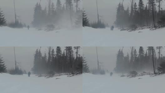 人们在暴风雪中徒步旅行高清在线视频素材下载