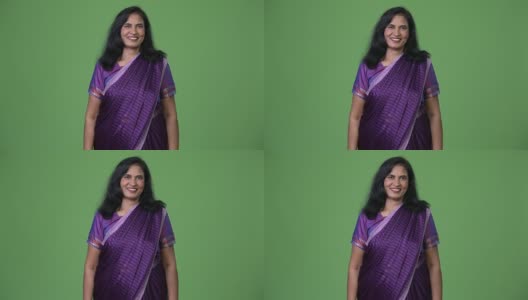 成熟快乐美丽的印度女人微笑着，而穿着传统的纱丽衣服高清在线视频素材下载