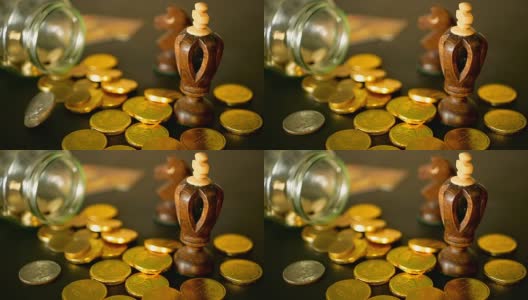 特写静物生活与金币在黑色的桌子和旋转便士。黄色的硬币从罐子里掉了出来。高清在线视频素材下载