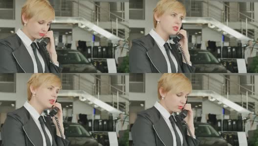 在汽车展厅里打电话的女人高清在线视频素材下载