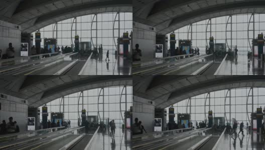 中国香港- 2019年8月:一男一女乘客在亚洲城市国际机场有时间高清在线视频素材下载