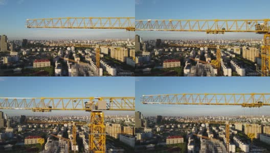 日落时分，建筑工地的起重机臂架或臂架由无人机拍摄高清在线视频素材下载