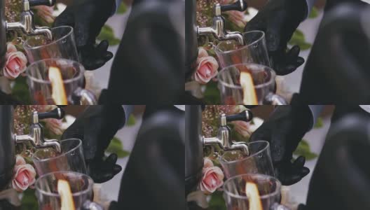 戴手套的酒保在玻璃杯里盛满美味的热葡萄酒高清在线视频素材下载