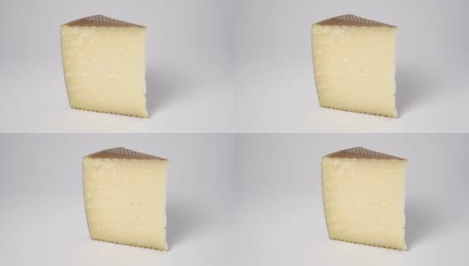在白色的背景上接近老硬羊奶酪楔子高清在线视频素材下载