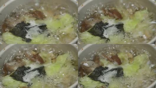 煮得很硬的蔬菜汤，配上玻璃粉和海草高清在线视频素材下载