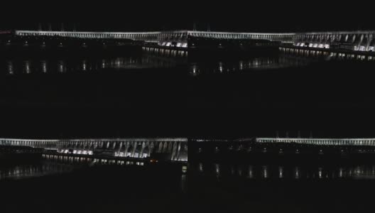 夜景照明的伊泰普大坝。巴拉那河上最大的水力发电大坝，位于巴西和巴拉圭之间。高清在线视频素材下载