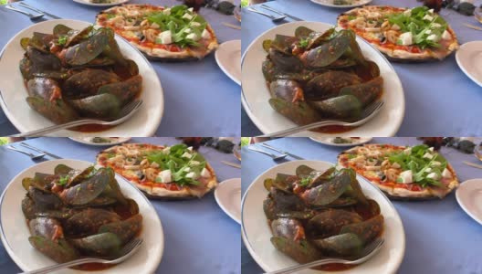 番茄汤清蒸贻贝配披萨高清在线视频素材下载