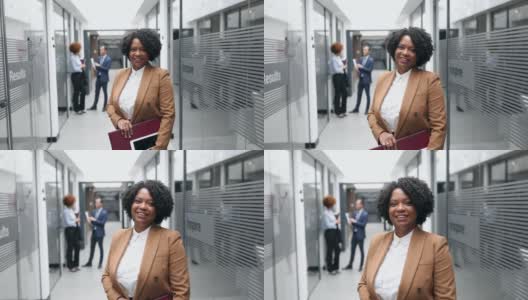 中年黑人女教师在学校走廊微笑高清在线视频素材下载