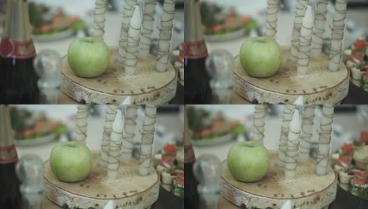 青苹果，肉桂，胡桃和蜡烛。青苹果和蜡烛。青苹果蜡烛高清在线视频素材下载