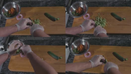 专业厨师在商用厨房用手套切黄瓜高清在线视频素材下载