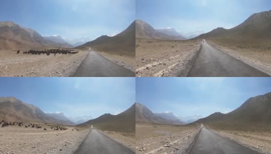骑摩托车的人在山区的路上行驶高清在线视频素材下载