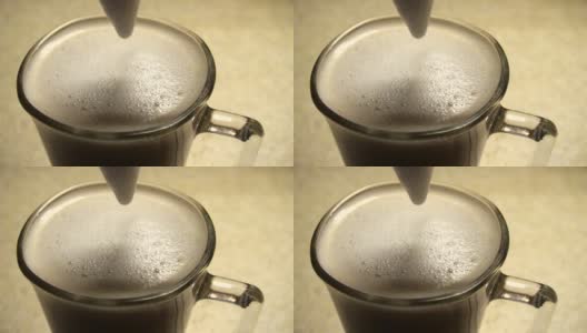 将奶泡加入拿铁茶中高清在线视频素材下载