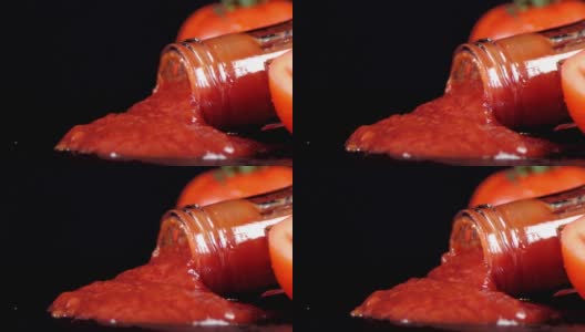 玻璃瓶里的番茄酱在桌上缓缓流淌。高清在线视频素材下载
