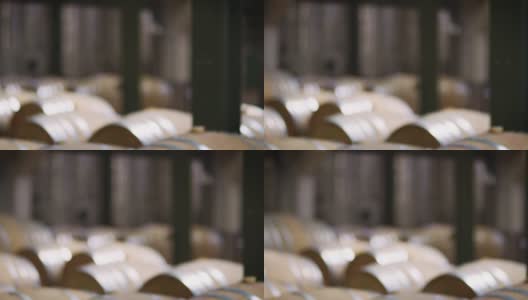 现代葡萄酒工厂仓库里一排排的酒桶高清在线视频素材下载