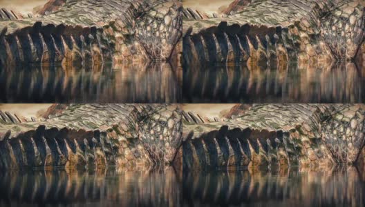 鳄鱼尾巴在水中反射特写高清在线视频素材下载