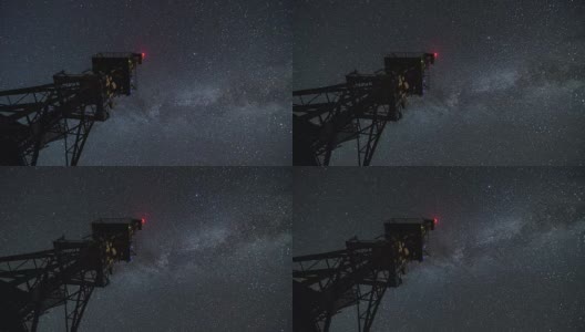 通信塔在星夜时间流逝。移动的星星与银河系一起天空高清在线视频素材下载