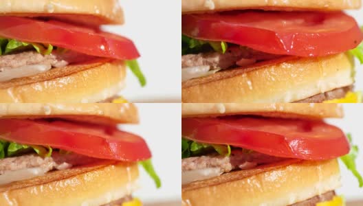 微距拍摄美味的红番茄切片在开胃的新鲜汉堡旋转拍摄高清在线视频素材下载