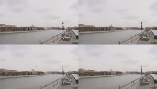 莫斯科河堤岸俯瞰彼得大帝纪念碑在肮脏的日子。高清在线视频素材下载