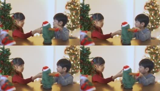 圣诞节那天，两个孩子在家里一起玩。高清在线视频素材下载