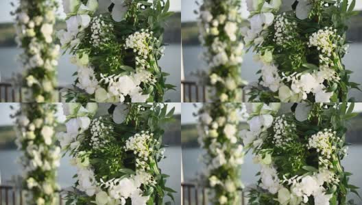 优雅的婚礼拱门，鲜花，河流背景上的花瓶高清在线视频素材下载