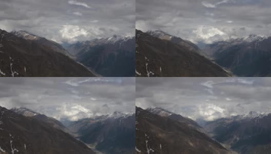 4k定时拍摄的视频，显示春季山区的云流和天气变化。积云总在变化。山天气概念高清在线视频素材下载
