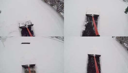 在雪地里清理出一条小路高清在线视频素材下载