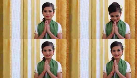 亚洲女孩以寺庙传统的方式双手打招呼高清在线视频素材下载