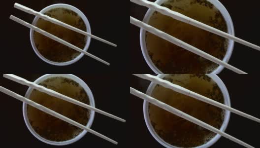 近距离的方便面黄拉面在中国筷子高清在线视频素材下载