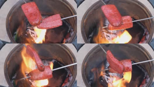 传统的土耳其香肠，SUJUK，放在金属串上，在木火上翻转。高清在线视频素材下载