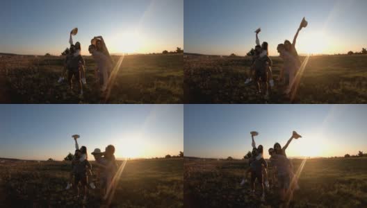 日落时分在草地上骑马的情侣们高清在线视频素材下载